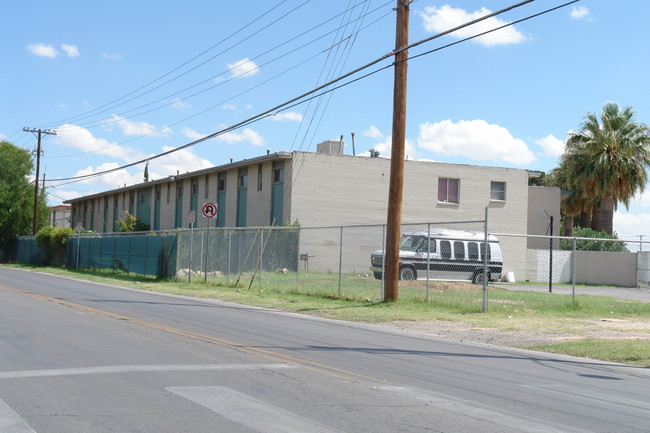 Mescalero Apartments in El Paso, TX - Building Photo - Building Photo