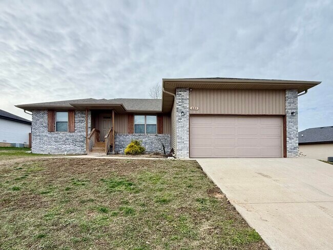 633 S Southgate Dr in Nixa, MO - Foto de edificio - Building Photo