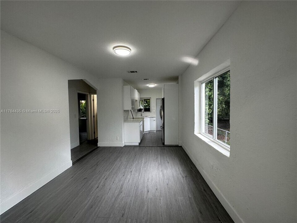 1812 NW 64th St in Miami, FL - Building Photo