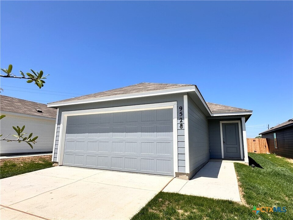 9528 Chappo Rdg in Geronimo, TX - Building Photo