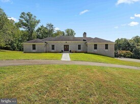 11311 Stuart Mill Rd, Unit 10 in Oakton, VA - Building Photo