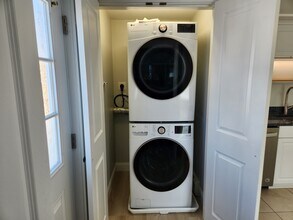 17 Roundy St, Unit 2 in Beverly, MA - Foto de edificio - Building Photo