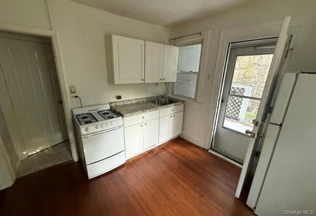 364 Ashford Ave in Dobbs Ferry, NY - Building Photo - Building Photo