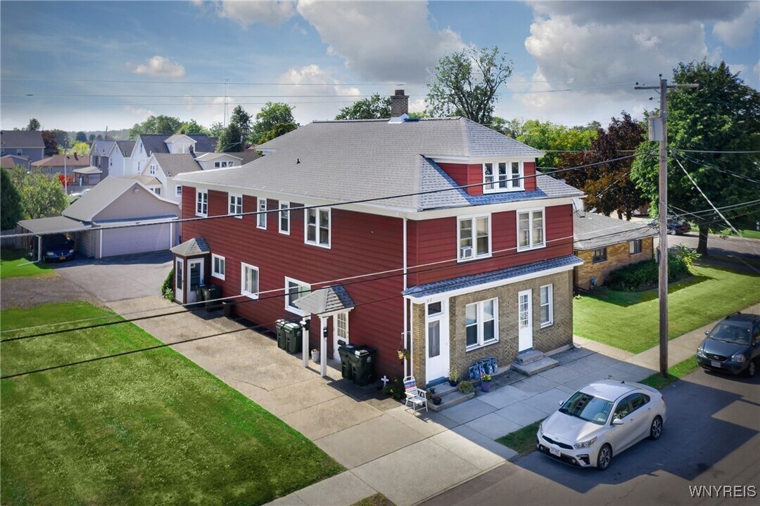 77 Laverack Ave in Lancaster, NY - Building Photo