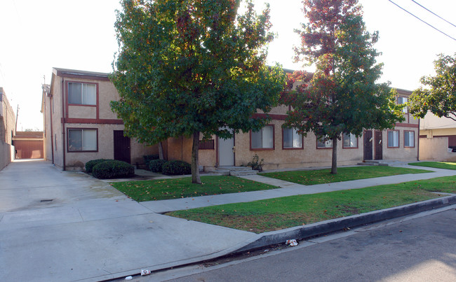 206 N Cedar Ave in Inglewood, CA - Foto de edificio - Building Photo