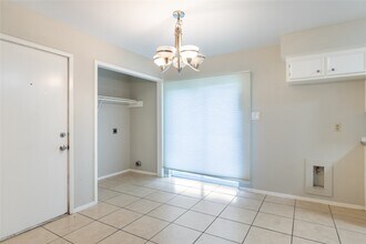 206 N Forest Dr in Willis, TX - Foto de edificio - Building Photo