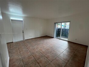 10756 N Kendall Dr in Miami, FL - Building Photo - Building Photo