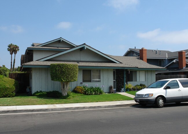 17072 Pinehurst Ln in Huntington Beach, CA - Foto de edificio - Building Photo