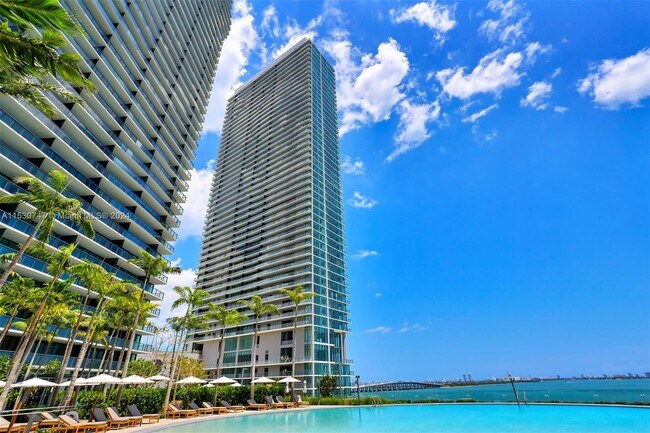 650 NE 32nd St, Unit 4903 in Miami, FL - Foto de edificio - Building Photo