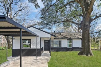 7609 St Lo Rd in Houston, TX - Building Photo - Building Photo