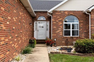 2728 Lake Lucerne Dr in Belleville, IL - Foto de edificio - Building Photo