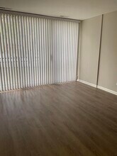 5820 Oakwood Dr in Lisle, IL - Foto de edificio - Building Photo