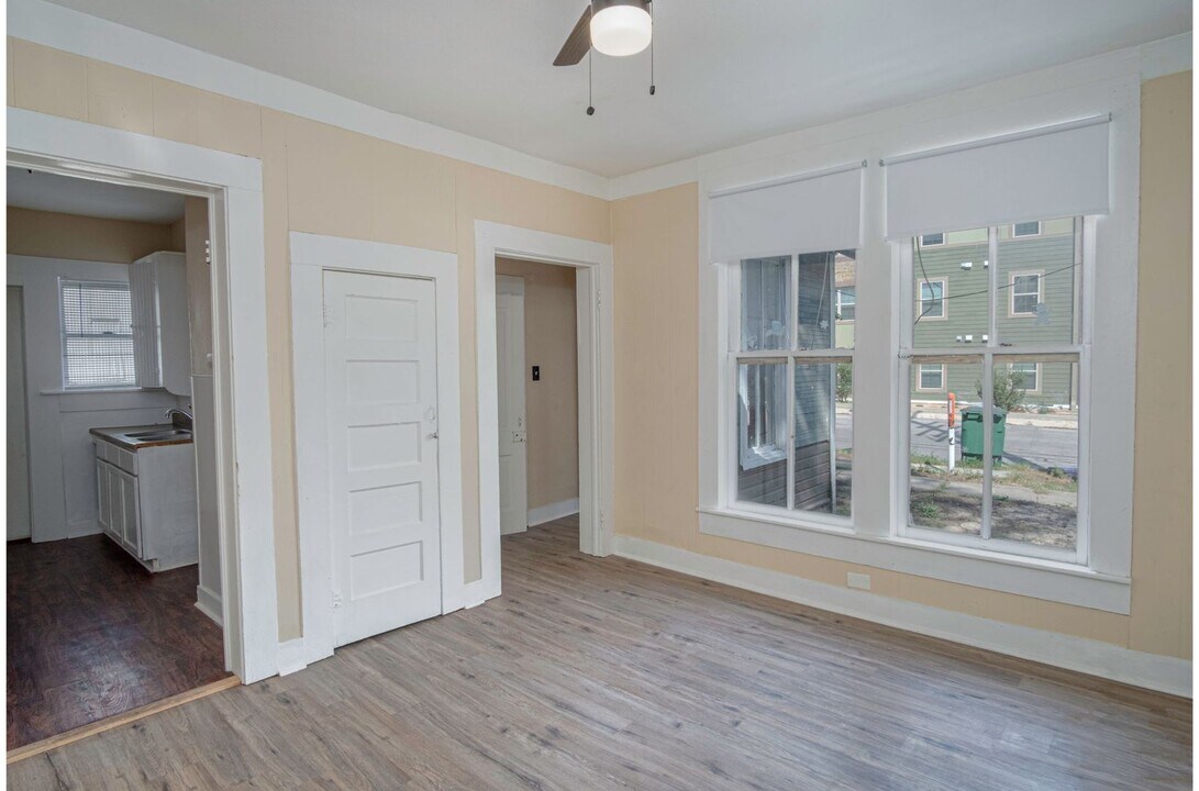 111 S Olive St in San Antonio, TX - Building Photo