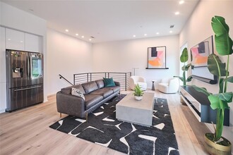 2001 N Prairie Ave, Unit 102 in Dallas, TX - Building Photo - Building Photo