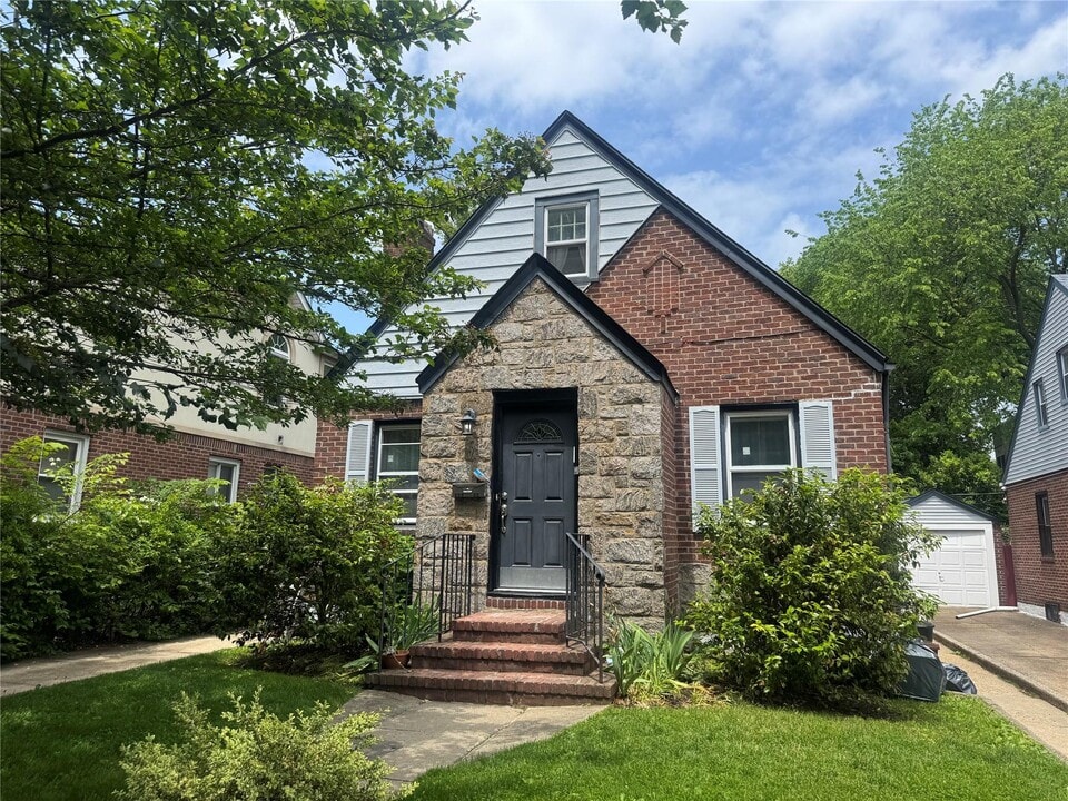 187-15 Aberdeen Rd in Queens, NY - Building Photo