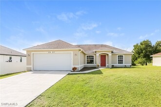 3907 13th St W in Lehigh Acres, FL - Foto de edificio - Building Photo