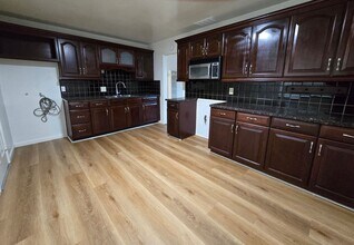 1215 E Ave H 14 in Lancaster, CA - Building Photo - Building Photo