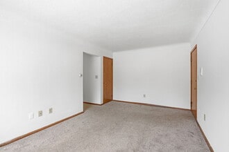 Buron Lane Apartments in South St. Paul, MN - Foto de edificio - Building Photo