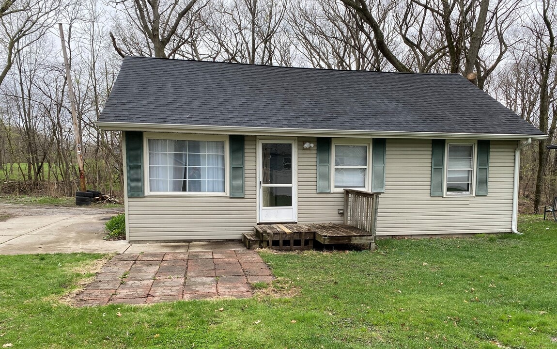 6909 W 131st Ave in Cedar Lake, IN - Building Photo