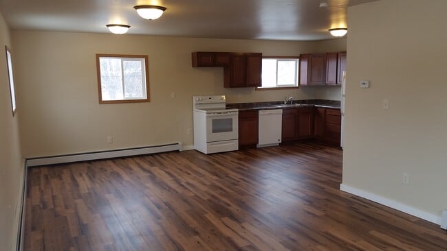 241 S Healy Ave, Unit Upper in Negaunee, MI - Foto de edificio - Building Photo