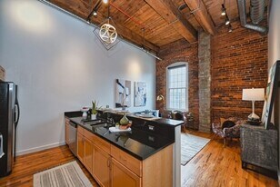 1350 Rosa L Parks Blvd in Nashville, TN - Building Photo