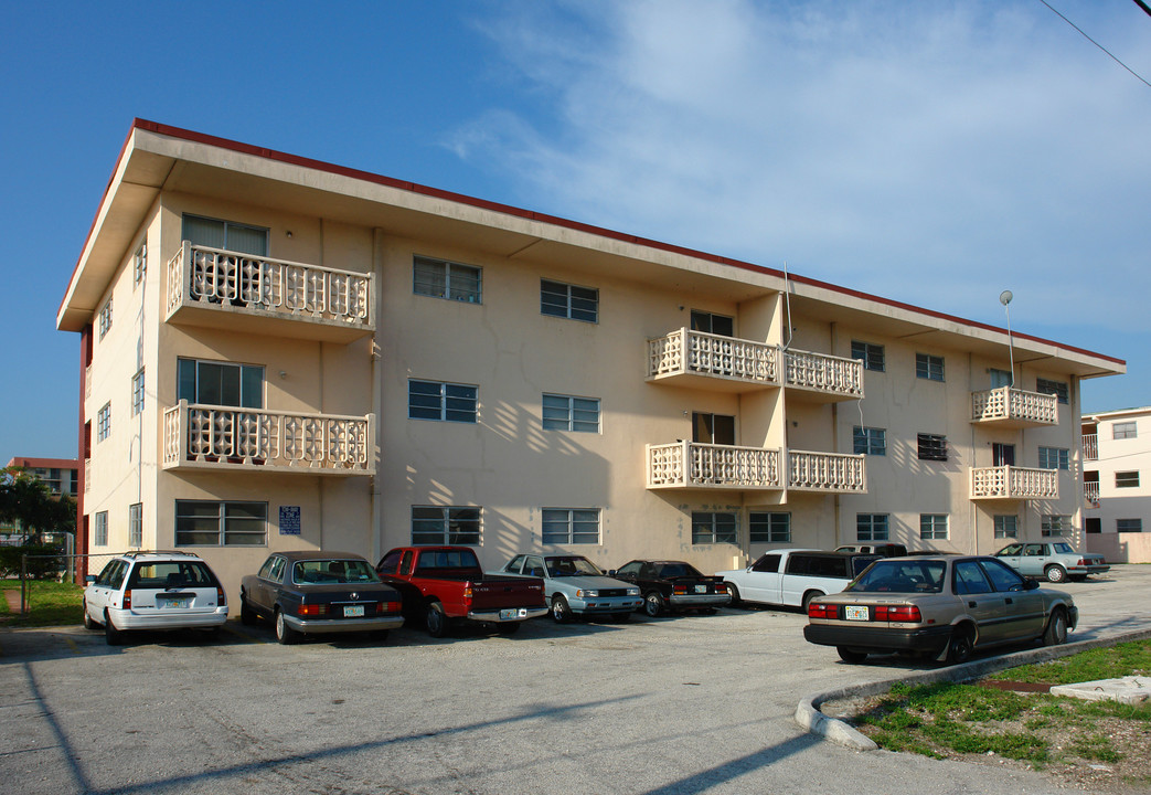 Colonial Sunset Apartments in Miami, FL - Building Photo