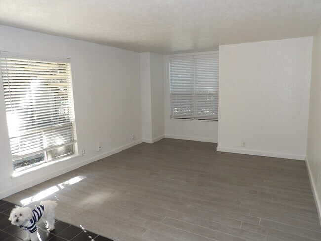 4220 Cole Ave, Unit 107 in Dallas, TX - Building Photo - Building Photo