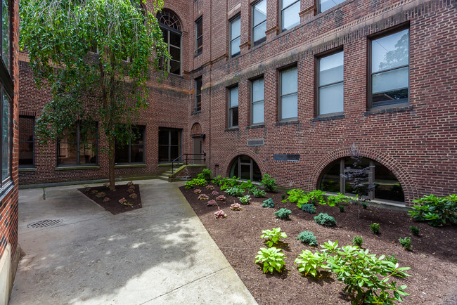 Academy Place Apartments in Corning, NY - Foto de edificio - Building Photo