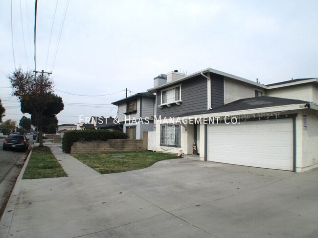 8625 1/2 Cedar St in Bellflower, CA - Foto de edificio - Building Photo