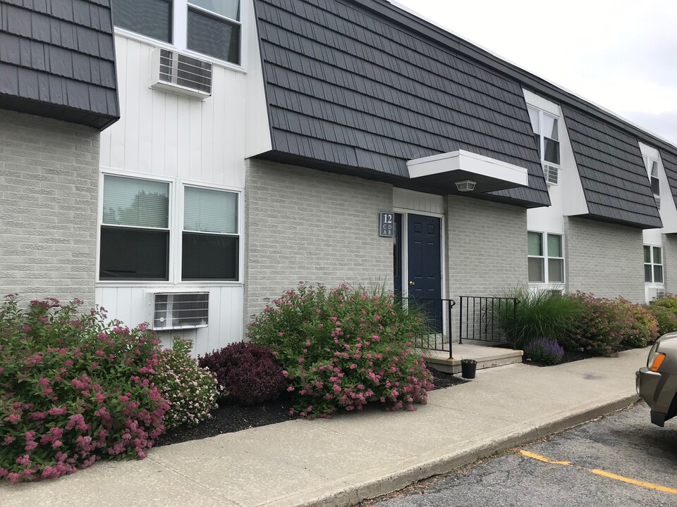 8 White Gate Dr, Unit C in Wappingers Falls, NY - Building Photo