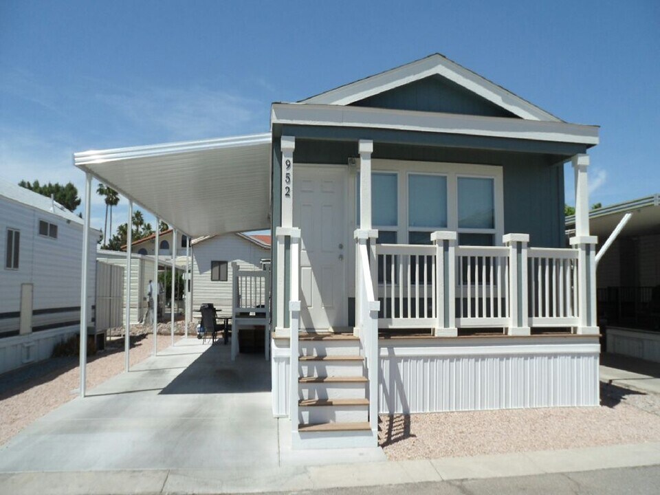 8700 E University Dr in Mesa, AZ - Building Photo