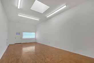 1135 N La Brea Ave in Inglewood, CA - Building Photo - Building Photo