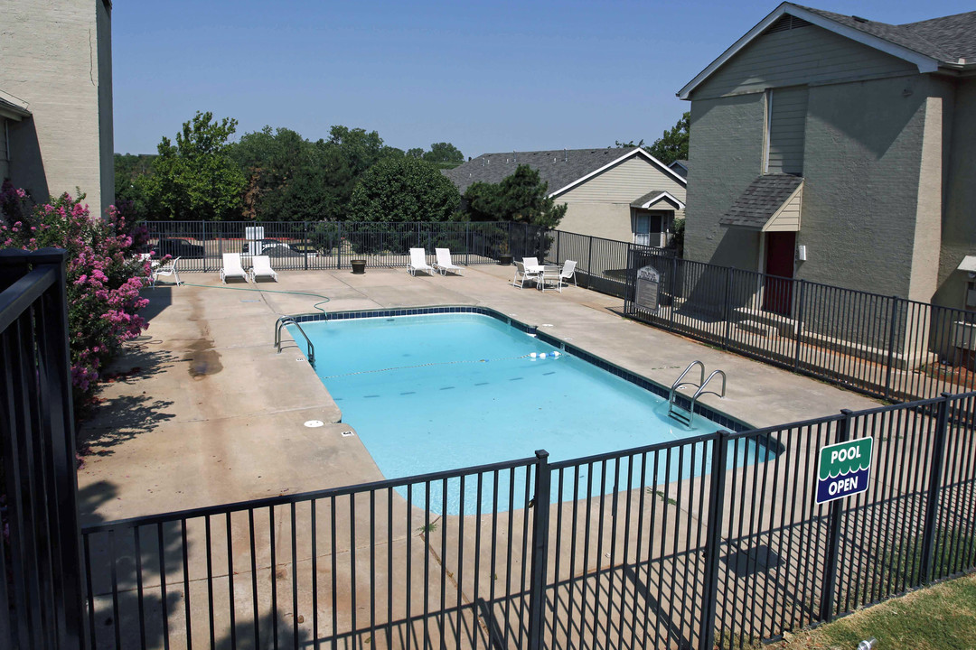 Lake Hefner Townhomes in Oklahoma City, OK - Building Photo