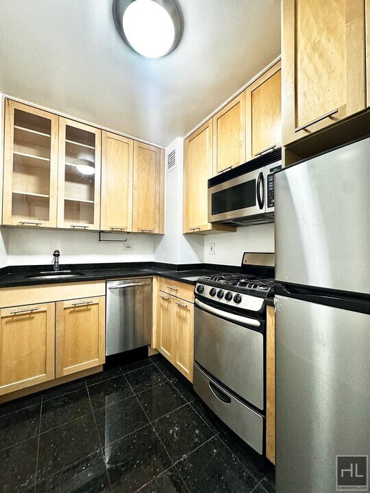 EAST 36 STREET in New York, NY - Building Photo