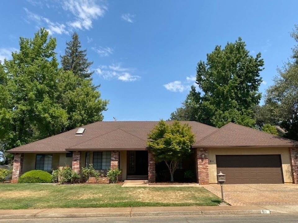 911 Sunriver Ln in Redding, CA - Building Photo