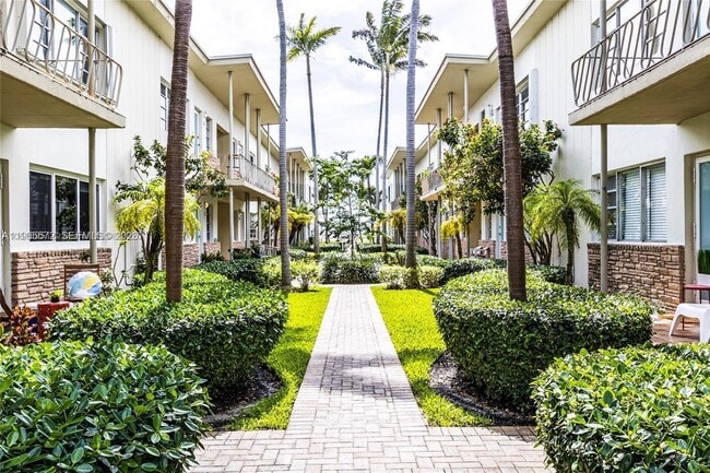 1130 Venetian Way in Miami Beach, FL - Building Photo - Building Photo