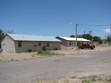 409 E 1st St in Marfa, TX - Foto de edificio