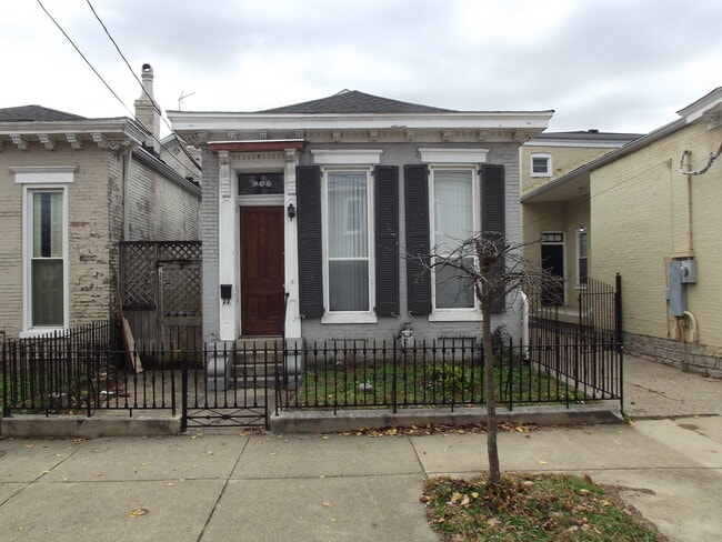 property at 906 E Chestnut St
