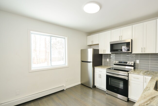 62 Forestville Ave in Plainville, CT - Foto de edificio - Building Photo