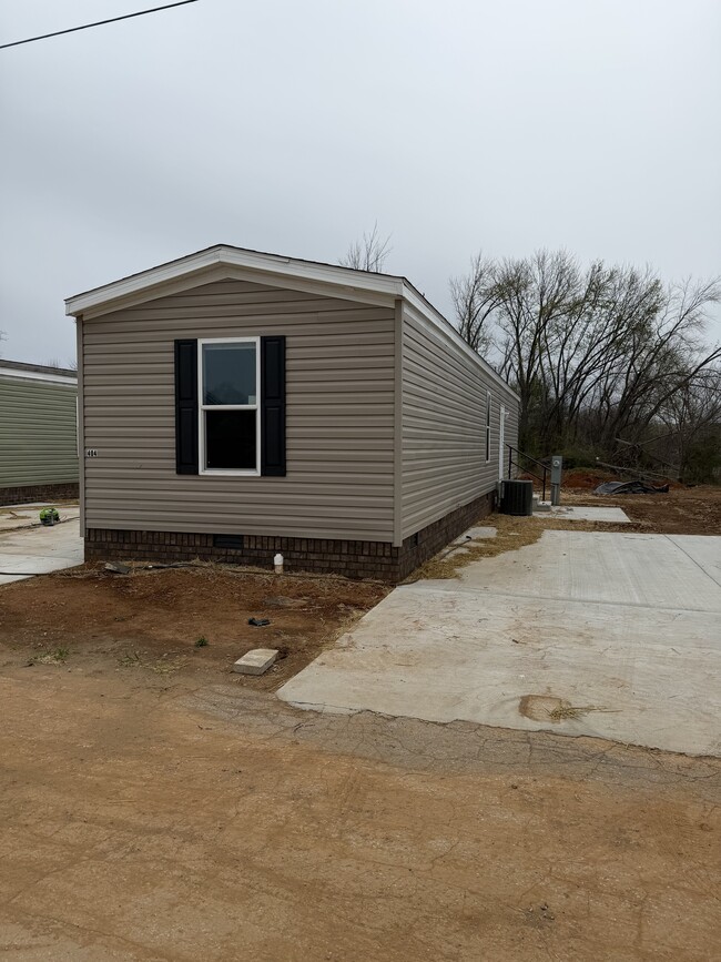 404 Parker St in Oak Grove, KY - Building Photo - Building Photo