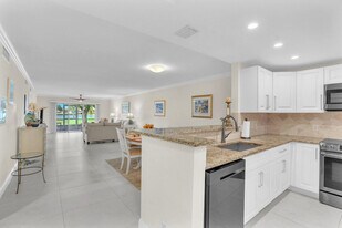 250 John F Kennedy Dr in Atlantis, FL - Building Photo