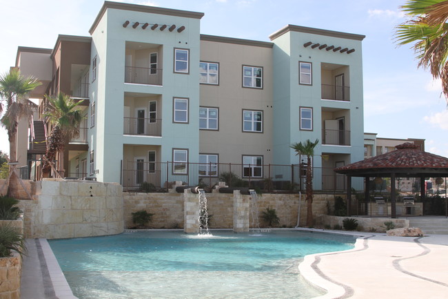 Valencia Lofts in San Antonio, TX - Foto de edificio - Building Photo