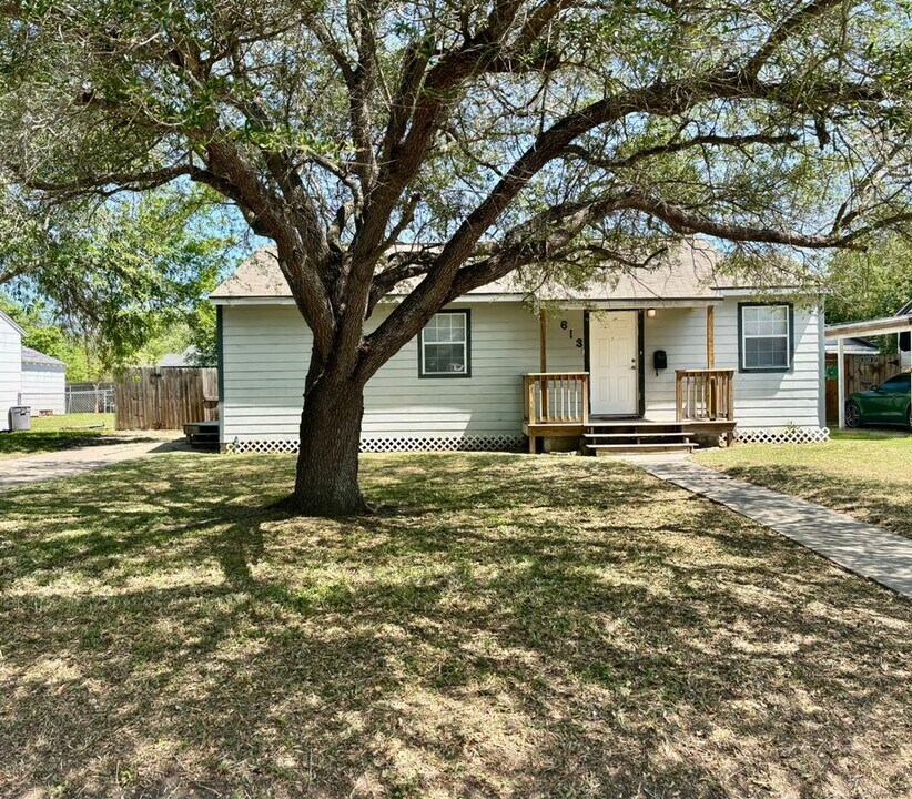 613 John Lee St in Corpus Christi, TX - Building Photo
