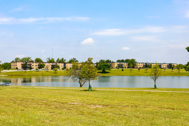 Woodbridge on the Lake in West Chester, OH - Building Photo - Building Photo