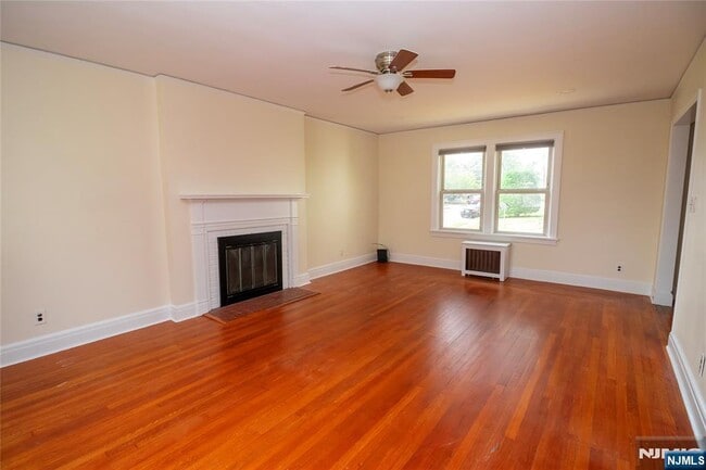 29 13th in Elmwood Park, NJ - Foto de edificio - Building Photo