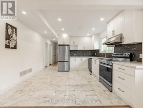 16 Muskoka Ave in Toronto, ON - Building Photo - Building Photo
