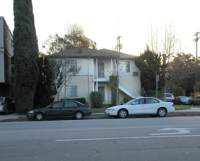 5100 Laurel Canyon Blvd in Valley Village, CA - Building Photo - Building Photo