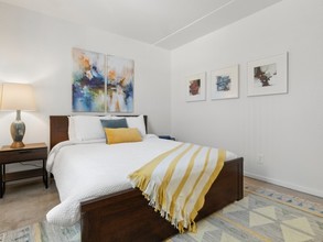 Duo Apartments in Phoenix, AZ - Building Photo - Building Photo