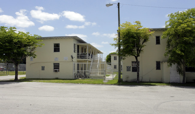 50th Street Heights Apartments in Miami, FL - Foto de edificio - Building Photo