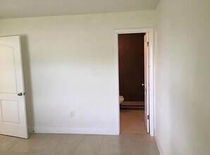 1290 NE 119th St in Miami, FL - Building Photo - Building Photo